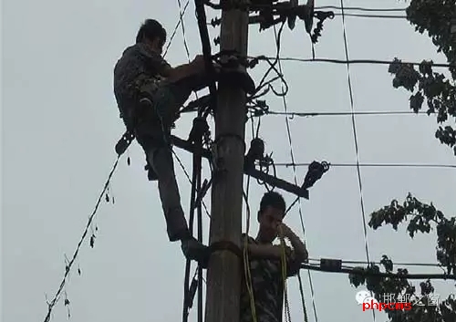 8月8日下午，邯臨路與高鐵橋交匯處北行200米燕莊村一名電工被困在電線桿上，急需救援。接到報警的邯鄲消防華澤路中隊立即趕赴現場，消防官兵到達現場后，經了解得知，該男子是一名電工，在電線桿上作業時不慎被電擊傷，意識清醒，但其右腿和右臂無法用力，導致無法從電線桿上下來。消防官兵經過半個小時的緊張營救，最終將被困男子成功救下，并由現場120醫務人員送往醫院進行救治。