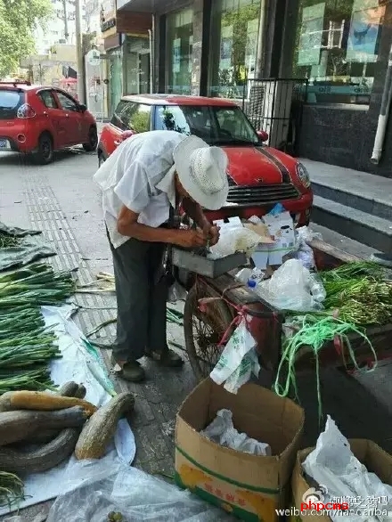 網友爆料：八十三歲，本該在家頤養天年，然而在光明大街水院路口卻有一位爺爺在酷暑烈日當下賣菜和葡萄，如果有住在附近的小伙伴們，如果你正好想買菜，買葡萄，不妨去看看。