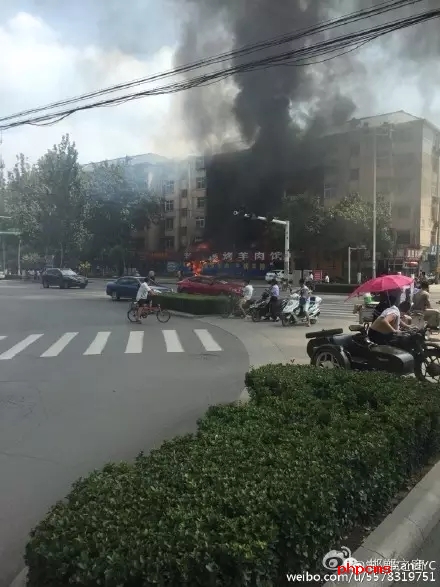 網友爆料：8月11日，邯鄲中華南大街和學院北路交叉口東南角，一飯店起火，消防官兵接警后緊急救援，目前起火原因不明。大家一定要注意用電用煤氣安全。